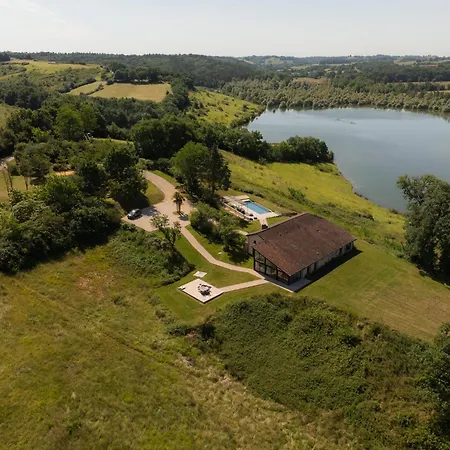 Spacious With Shared Pool Peyrusse-Grande