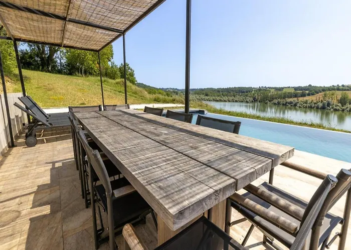 Peace Pool & Charm بيت للعطل